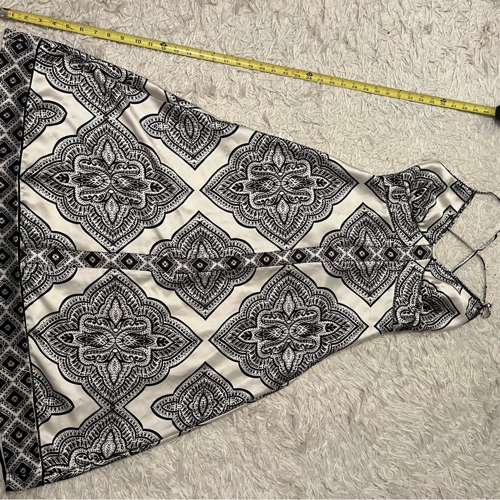 Women’s Geniemode Black and Cream size Medium Patterned Dress